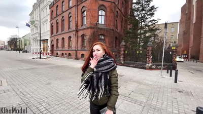 Громадський пікап: красива дівчина трахається за iPhone і отримує диплом у кицьку. CleoModel